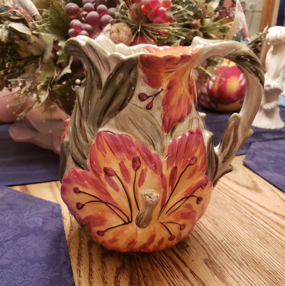 TABLETOPS LIFESTYLES TROPICAL FLOWERS PITCHER
